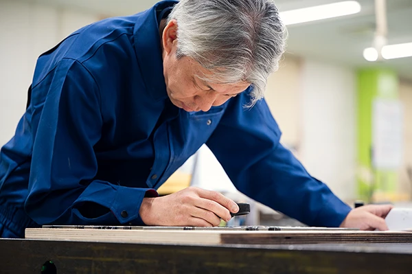 作業をする職人