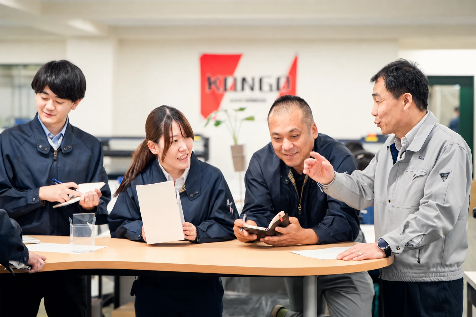 社長と談笑する社員3人